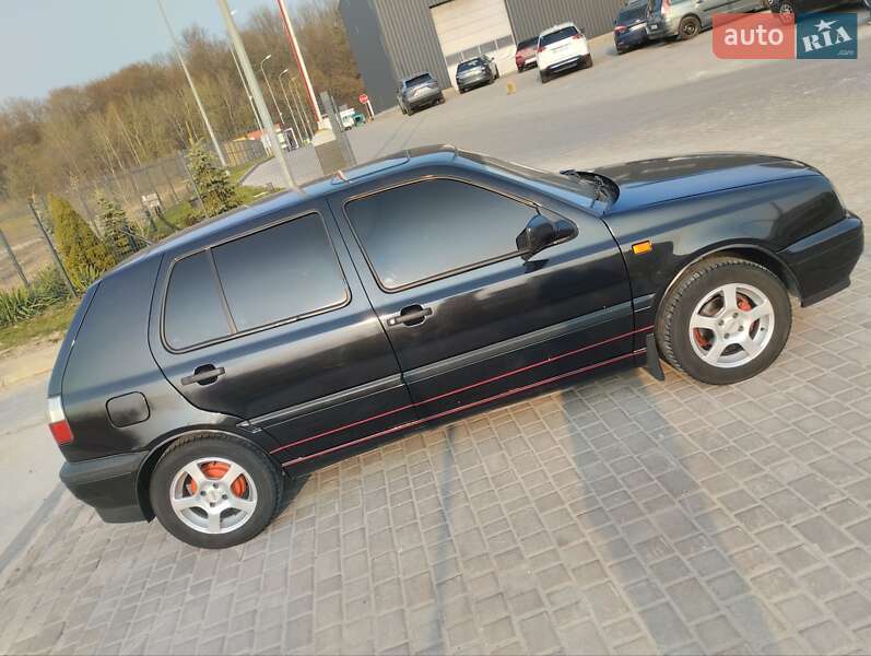 Хэтчбек Volkswagen Golf 1994 в 
