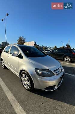 Хэтчбек Volkswagen Golf 2005 в 