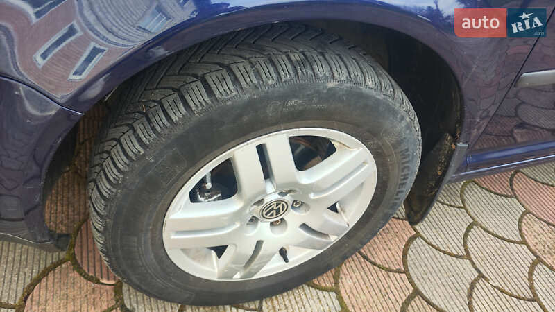 Хетчбек Volkswagen Golf 2001 в Перегінське