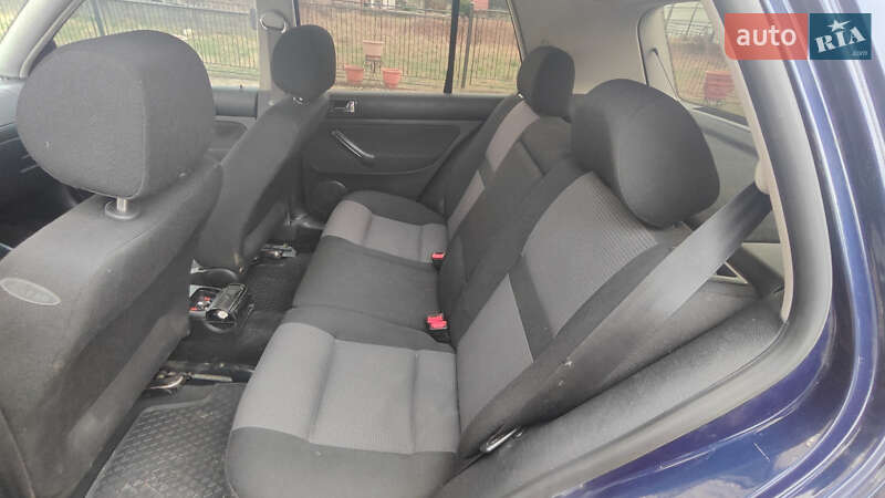 Хетчбек Volkswagen Golf 2001 в Перегінське