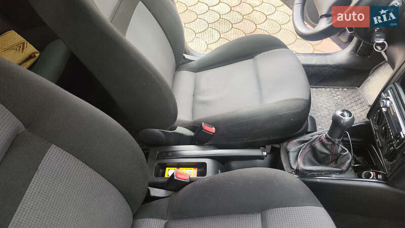 Хетчбек Volkswagen Golf 2001 в Перегінське