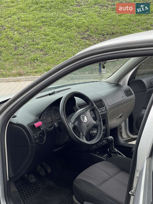 Хэтчбек Volkswagen Golf 2001 в Киеве