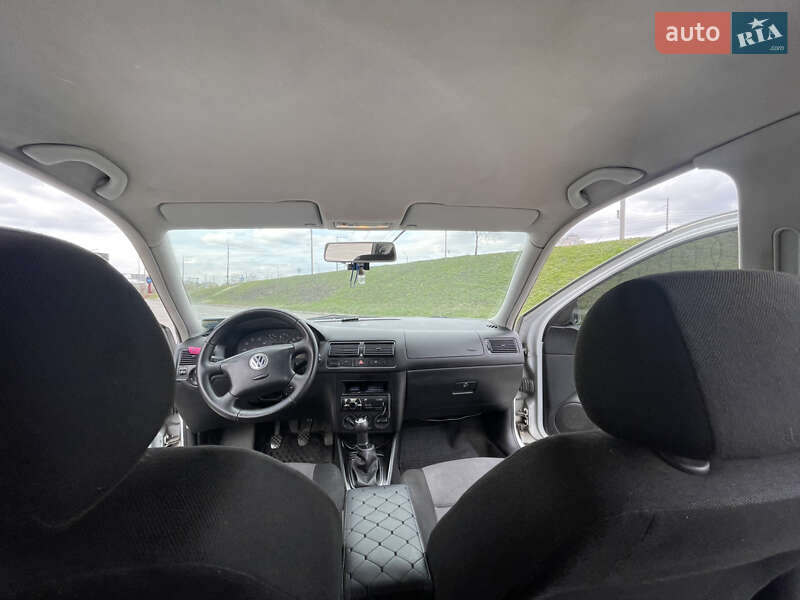Хэтчбек Volkswagen Golf 2001 в Киеве