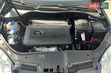 Хетчбек Volkswagen Golf 2004 в 
