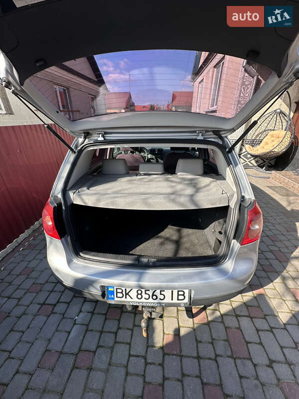 Хэтчбек Volkswagen Golf 2004 в Радивилове