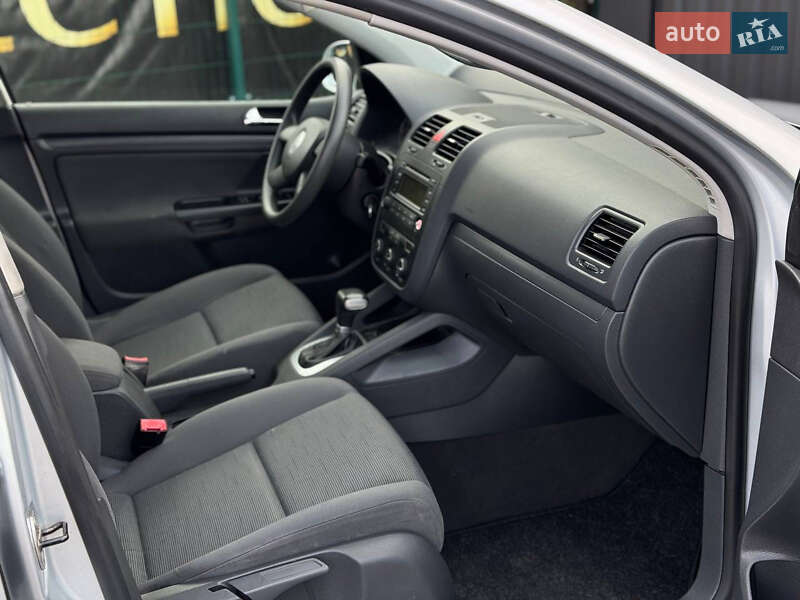 Хэтчбек Volkswagen Golf 2005 в Дрогобыче