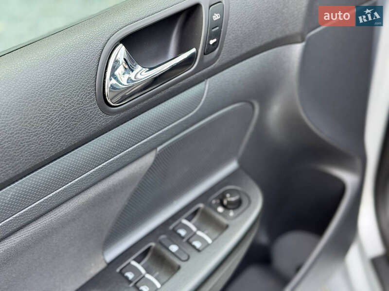 Хэтчбек Volkswagen Golf 2005 в Дрогобыче