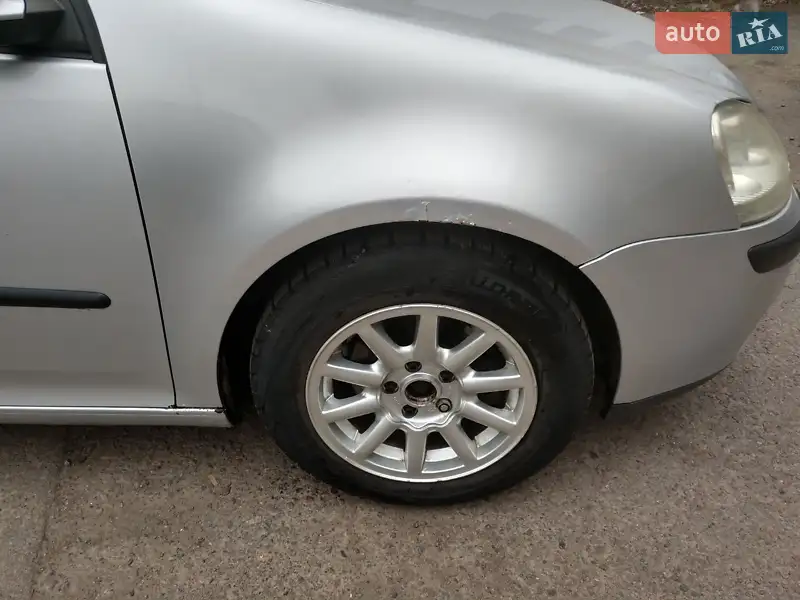 Хэтчбек Volkswagen Golf 2005 в 