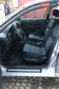Хэтчбек Volkswagen Golf 2002 в 
