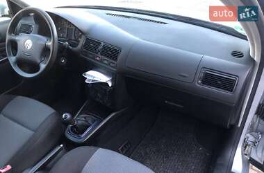 Хэтчбек Volkswagen Golf 2002 в 