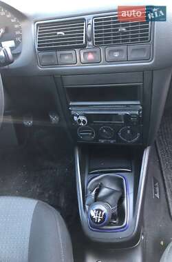 Хэтчбек Volkswagen Golf 2002 в 
