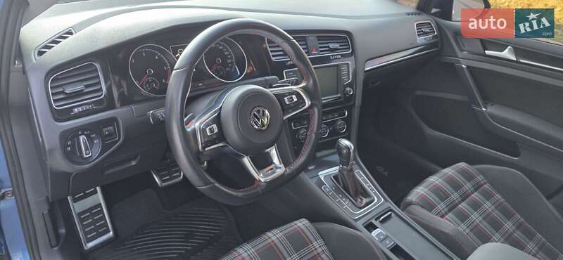 Хэтчбек Volkswagen Golf 2013 в Киеве