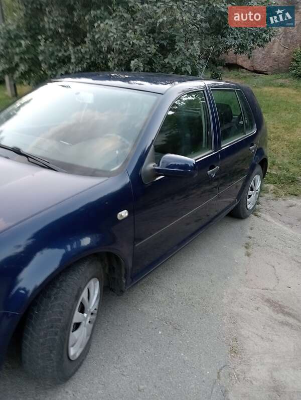 Хэтчбек Volkswagen Golf 2002 в Корсуне-Шевченковском