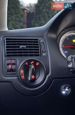 Хэтчбек Volkswagen Golf 2002 в 
