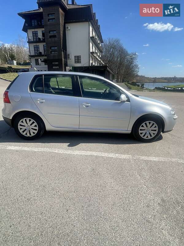 Хетчбек Volkswagen Golf 2006 в Рівному