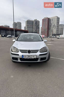 Хэтчбек Volkswagen Golf 2004 в 