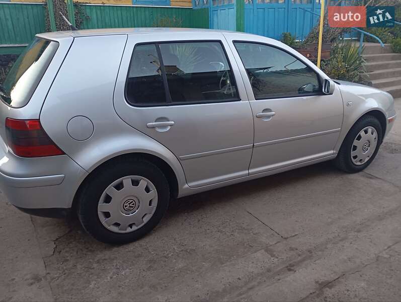 Хэтчбек Volkswagen Golf 2002 в Луцке