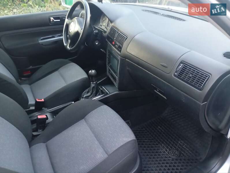 Хэтчбек Volkswagen Golf 2002 в Луцке