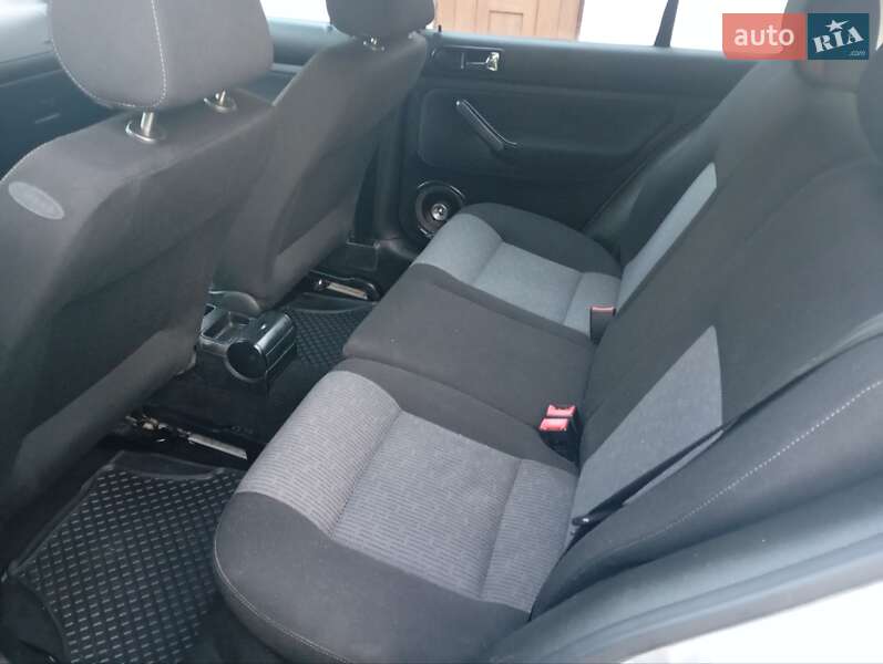 Хэтчбек Volkswagen Golf 2002 в Луцке