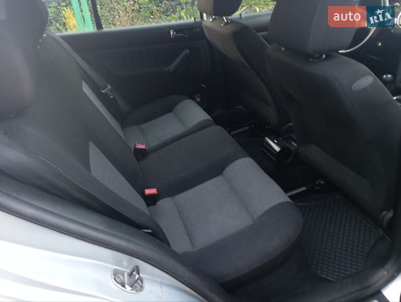 Хэтчбек Volkswagen Golf 2002 в Луцке