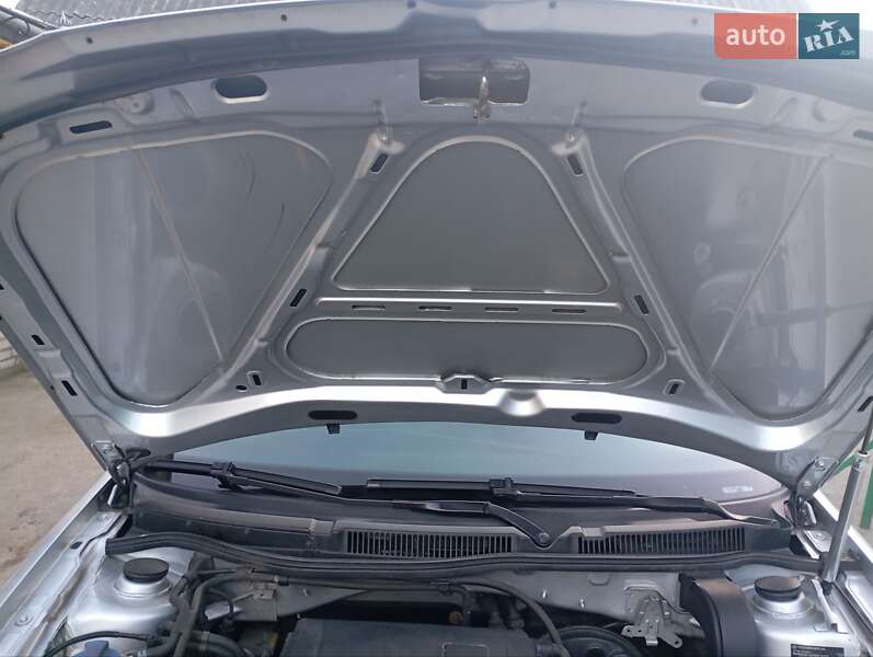 Хэтчбек Volkswagen Golf 2002 в Луцке