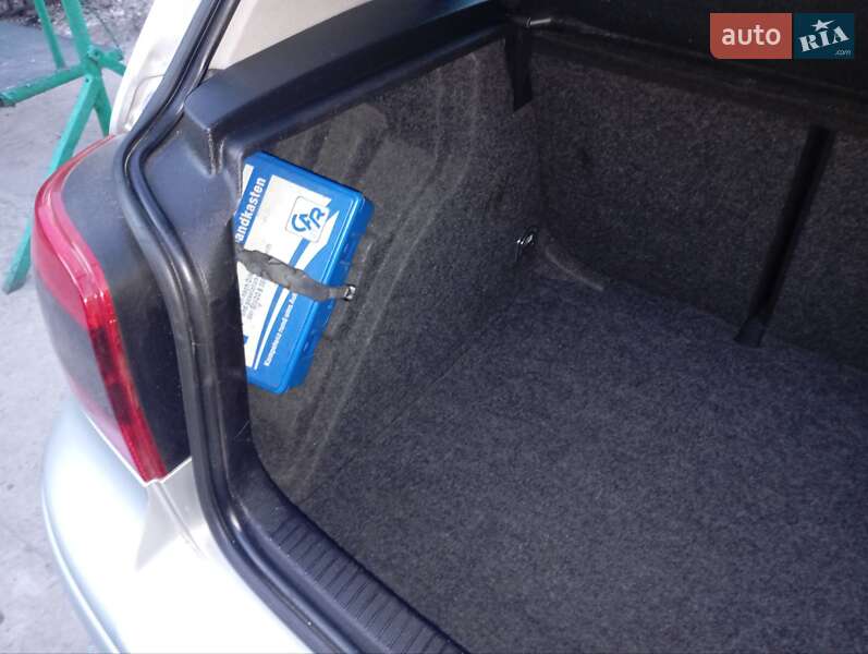 Хэтчбек Volkswagen Golf 2002 в Луцке