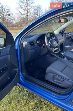 Хэтчбек Volkswagen Golf 2005 в 