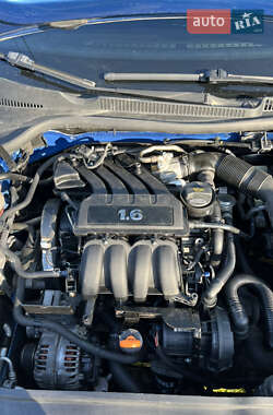 Хэтчбек Volkswagen Golf 2005 в 