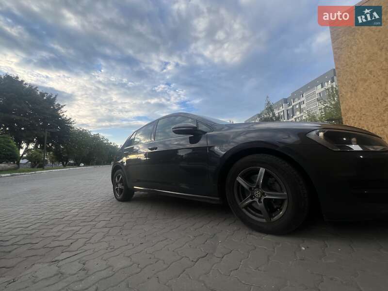 Хэтчбек Volkswagen Golf 2013 в 