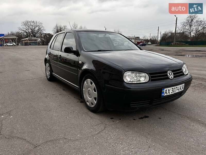 Хэтчбек Volkswagen Golf 2001 в 