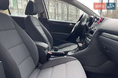 Хэтчбек Volkswagen Golf 2010 в 