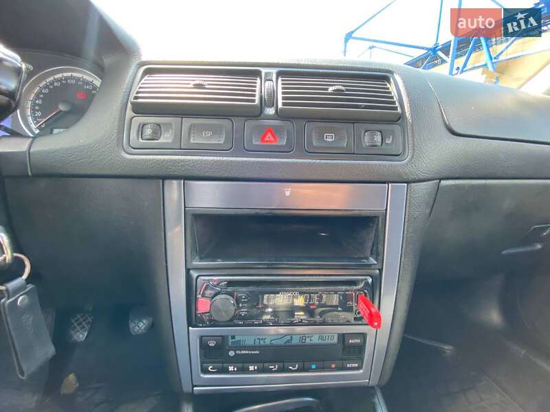 Хетчбек Volkswagen Golf 2003 в Києві