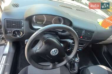 Хетчбек Volkswagen Golf 2003 в 