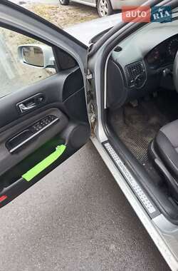 Хэтчбек Volkswagen Golf 2001 в 