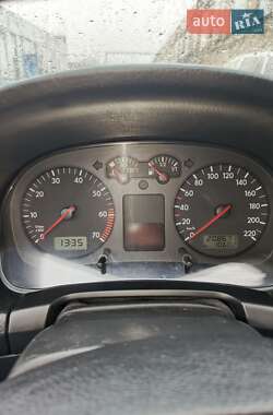 Хэтчбек Volkswagen Golf 2001 в 