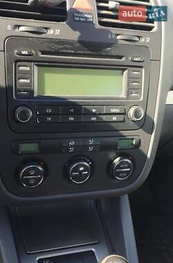 Хэтчбек Volkswagen Golf 2004 в 