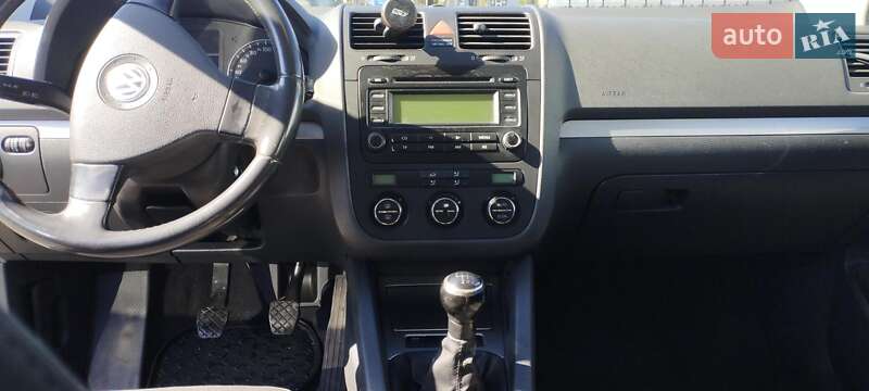 Хетчбек Volkswagen Golf 2004 в Рава-Руській