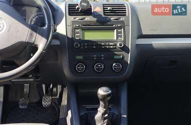 Хэтчбек Volkswagen Golf 2004 в 