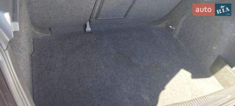 Хетчбек Volkswagen Golf 2004 в Рава-Руській