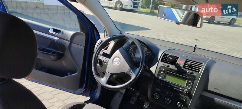 Хетчбек Volkswagen Golf 2004 в Рава-Руській