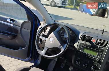 Хэтчбек Volkswagen Golf 2004 в 