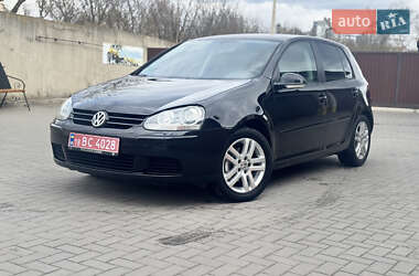 Хэтчбек Volkswagen Golf 2005 в 