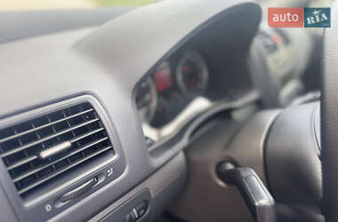 Хэтчбек Volkswagen Golf 2005 в 