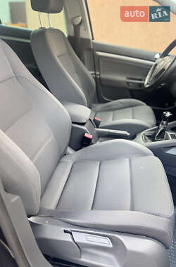 Хэтчбек Volkswagen Golf 2005 в 