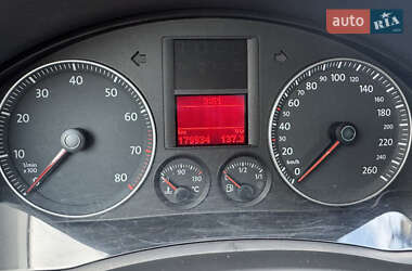 Хэтчбек Volkswagen Golf 2005 в 