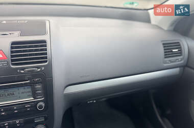 Хэтчбек Volkswagen Golf 2005 в 