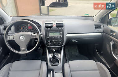 Хэтчбек Volkswagen Golf 2005 в 