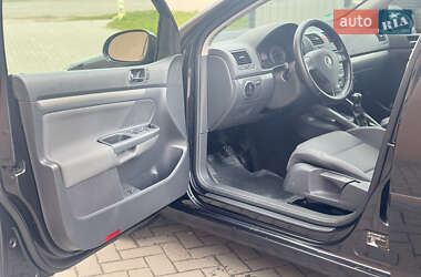 Хэтчбек Volkswagen Golf 2005 в 