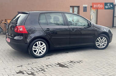 Хэтчбек Volkswagen Golf 2005 в 