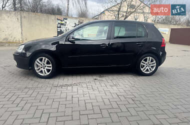 Хэтчбек Volkswagen Golf 2005 в 